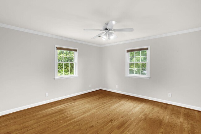 Building Photo - Classic Country Club Elegance