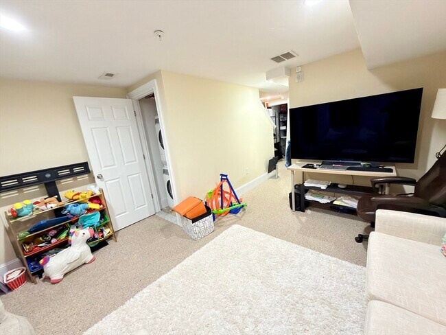 Building Photo - 143 Broad St