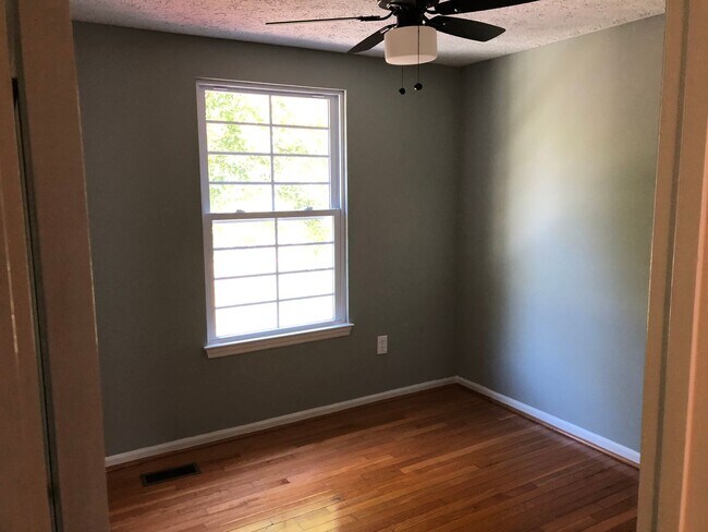 Building Photo - Townhouse-Village of Thomas Run-4 Bathrooms!!