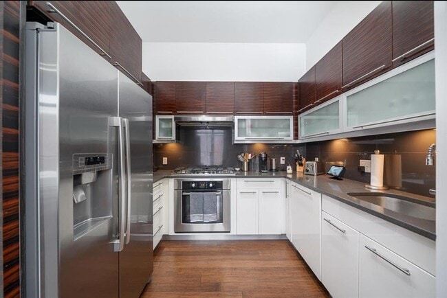 Building Photo - 650 Montgomery St