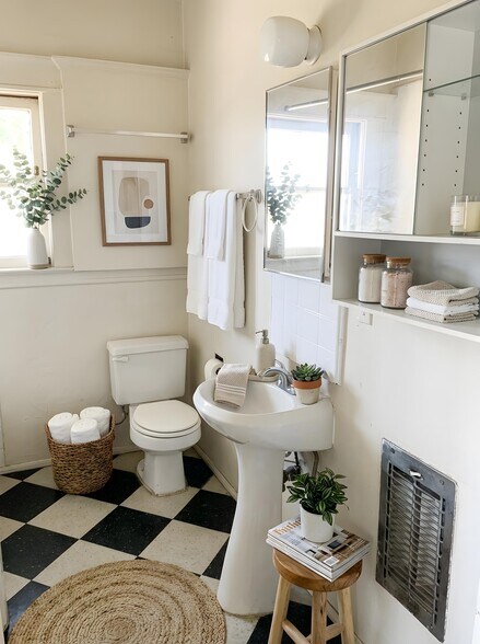 Building Photo - 937 N Benton Way