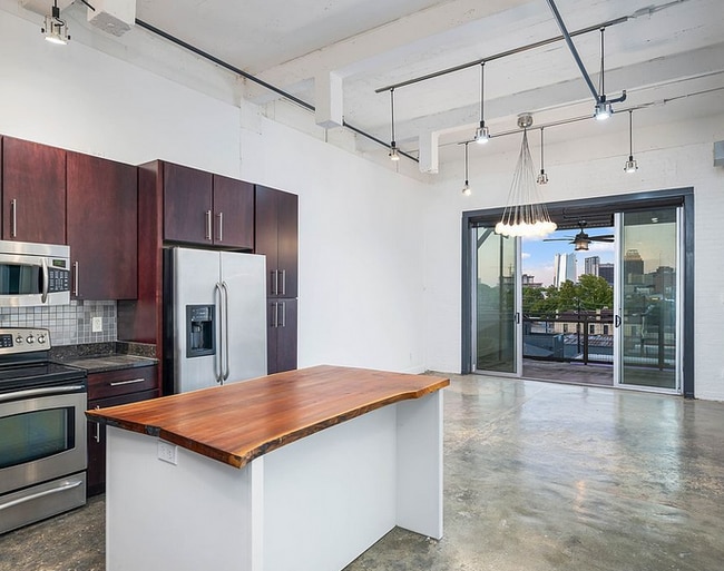 Building Photo - 831 S Flores St