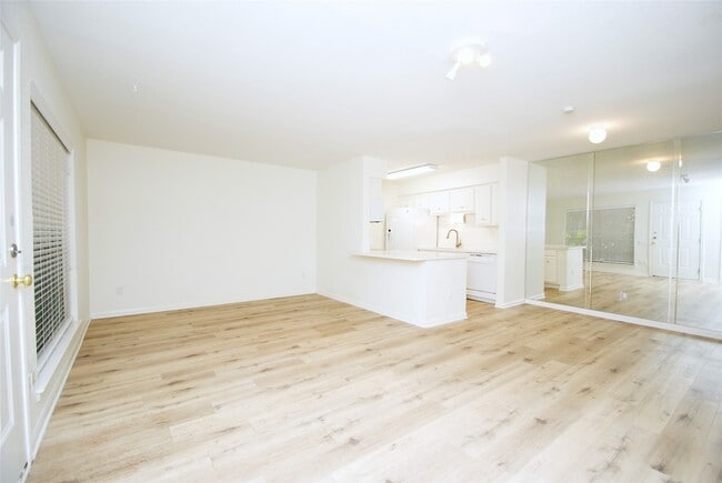 Building Photo - 1860 White Oak Dr