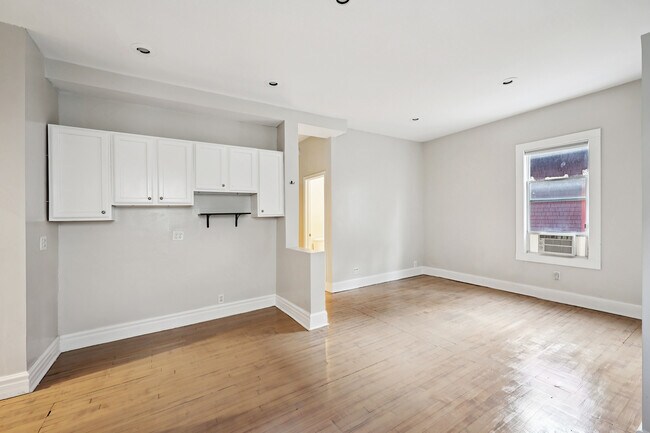 Building Photo - 515 W 25th St