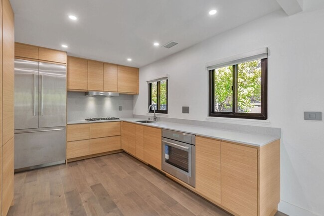 Building Photo - Remodeled Home in near Downtown Mountain View