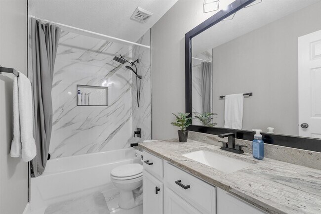 Building Photo - 3002 E Lake Falls Cir