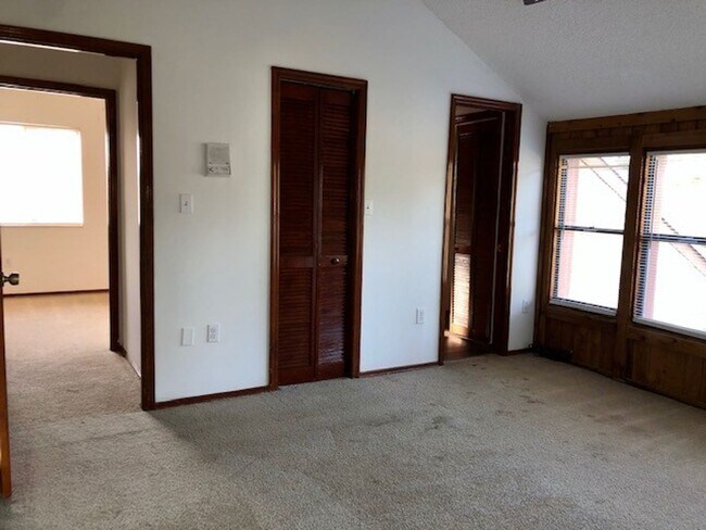 Building Photo - MOVE IN NOW! 4x3 Screened in pool home!!! ...