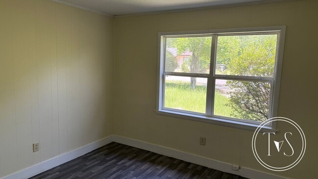 Building Photo - RATE DROP ALERT! (was $1500/month)