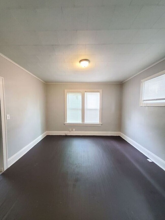 Building Photo - 3 BEDROOM SINGLE FAMILY HOME-SEC8 TENANTS ...