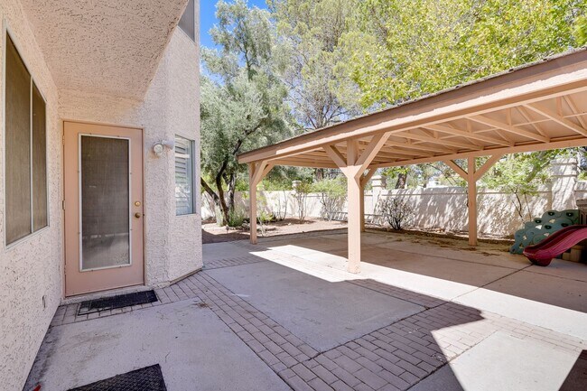 Building Photo - Luxury Meets Comfort in This Beautiful 4-Bedroom Retreat