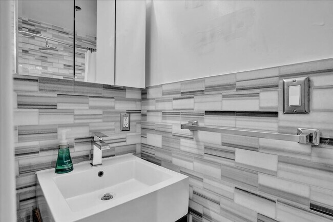 Building Photo - 340 E 18th St