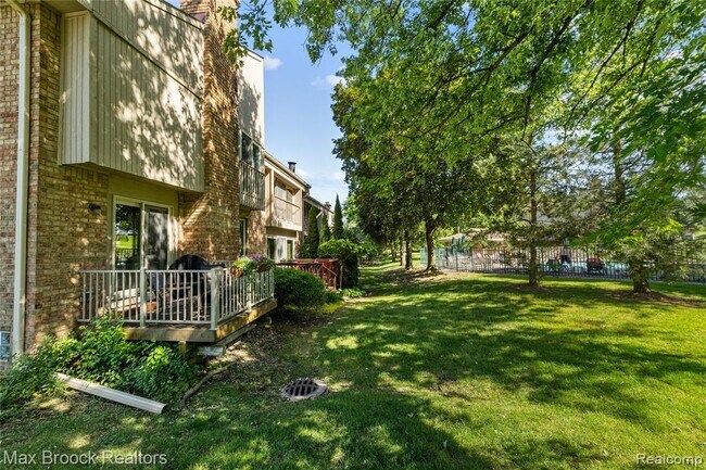 Building Photo - 704 Oakbrook Ridge Dr