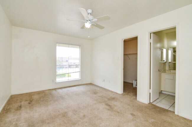 Building Photo - 9350 Country Creek St