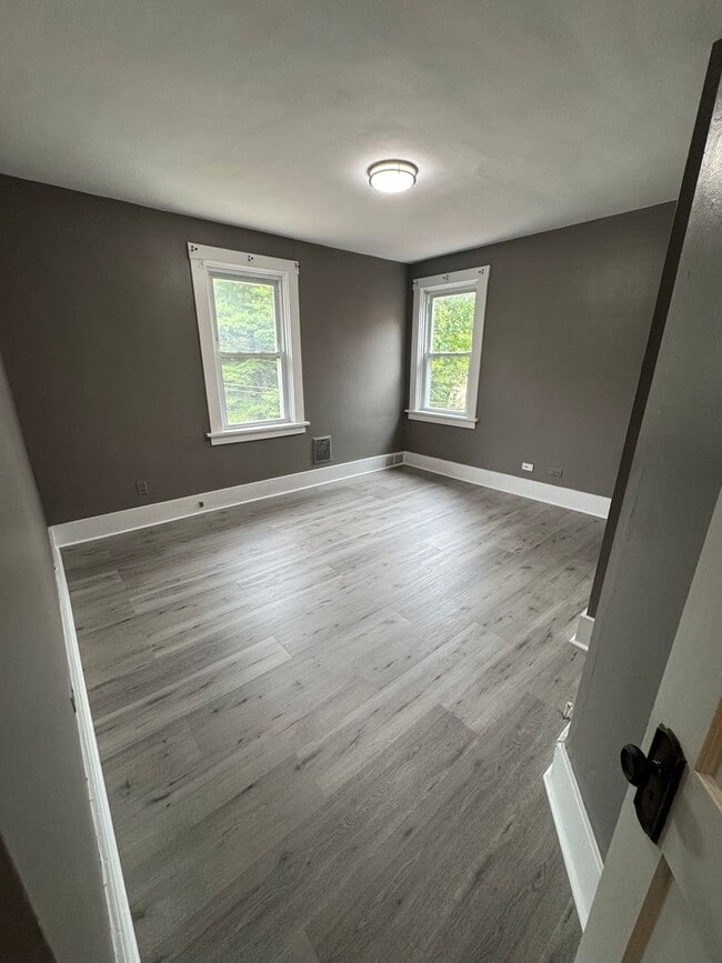 Building Photo - 3 Bedroom 1.5 Bath in Dormont!