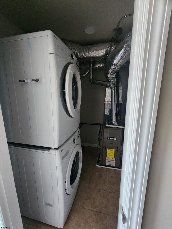 Building Photo - 118 S Main St