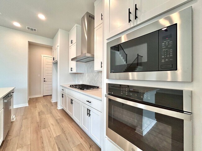 Building Photo - Modern 5/BR 4/BA with Stylish Finishes, Sp...