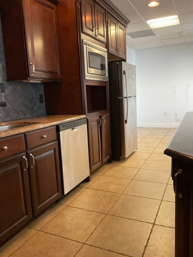 Building Photo - 6530 Derry St