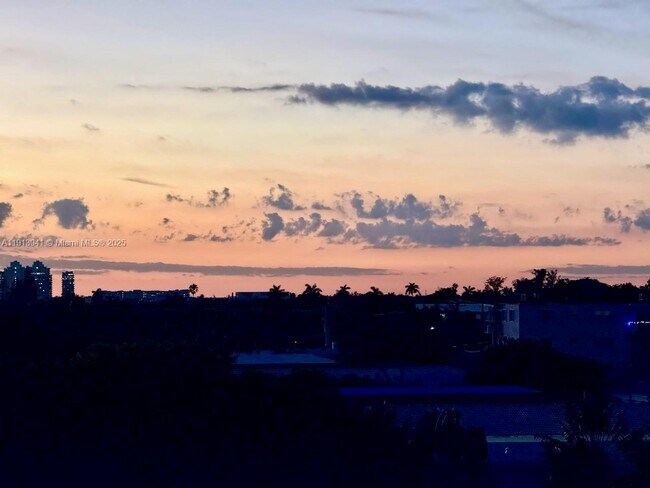 Building Photo - 900 Bay Dr