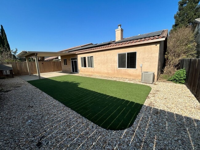 Building Photo - 3 Bedroom 2 bathroom with a bonus room and Solar in NW Visalia!