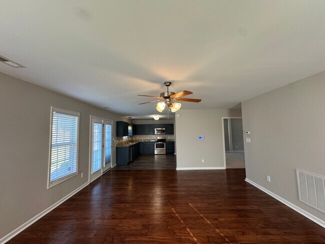 Building Photo - Spacious 3 Bed 2.5 Bath Home with Fenced Yard