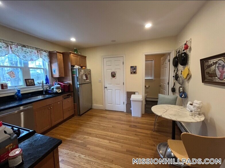 Building Photo - 100 Hillside St