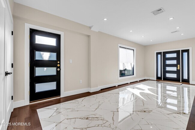 Building Photo - 320 Silver Lagoon Dr