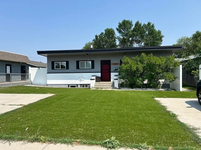 Primary Photo - 307 16th St W