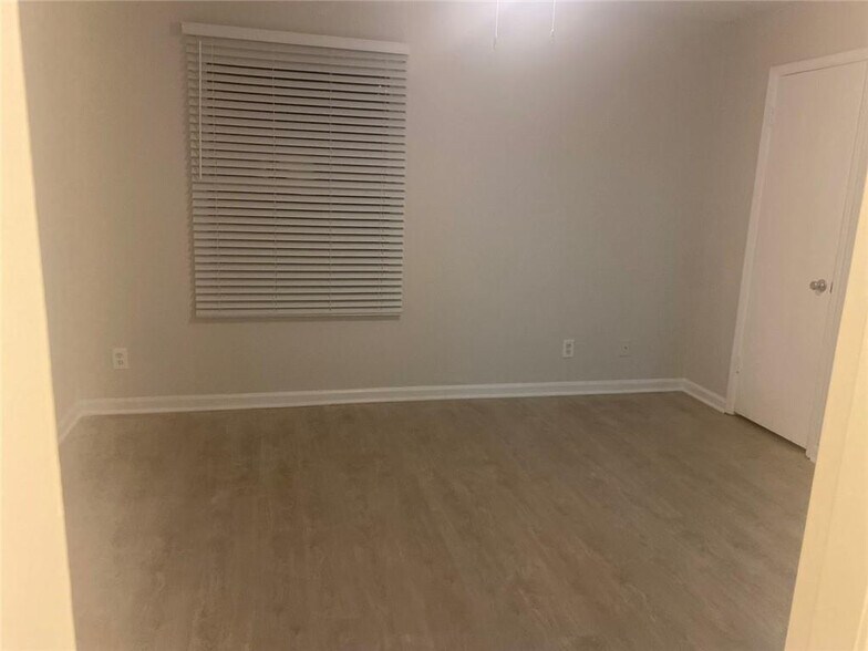 Building Photo - Room in Townhome on Baker Ct