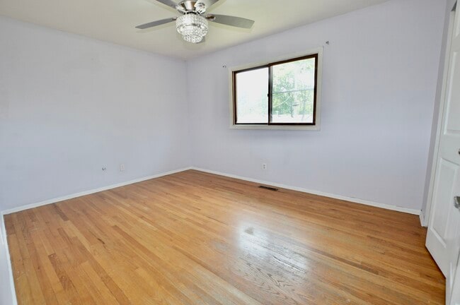 Building Photo - 4703 W Shore Dr