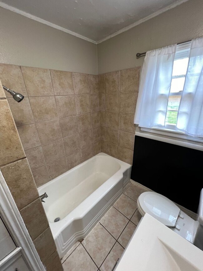 Building Photo - Pre Leasing for Fall 2026!!