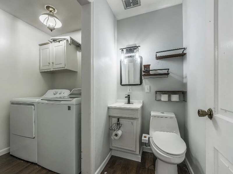 Building Photo - 4816 Mockingbird Ln