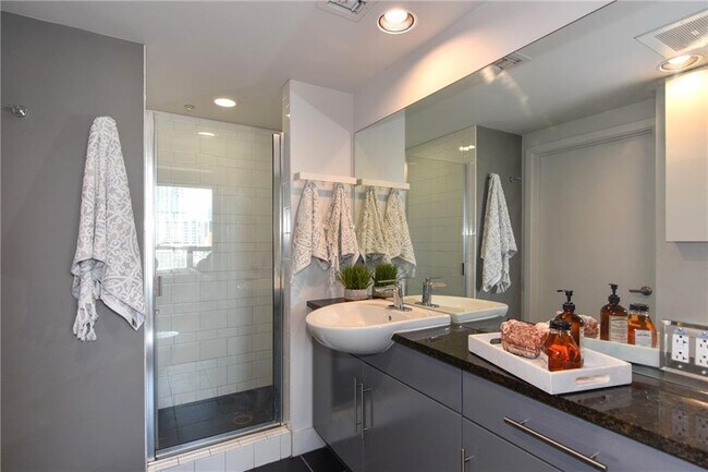 Building Photo - 300 Bowie St