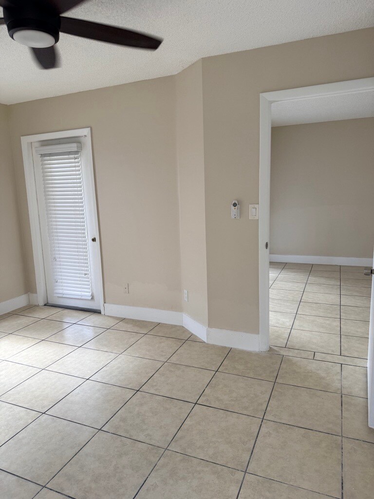 Building Photo - 998 Coral Club Dr