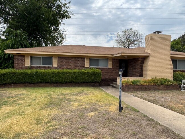 Building Photo - 1608 Northcrest Dr