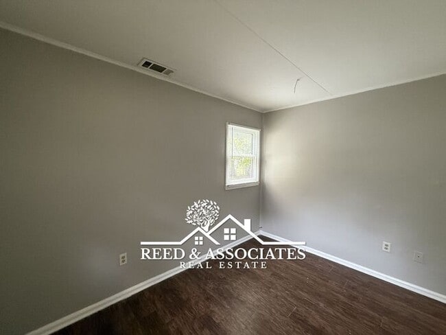 Building Photo - Adorable Millington Home