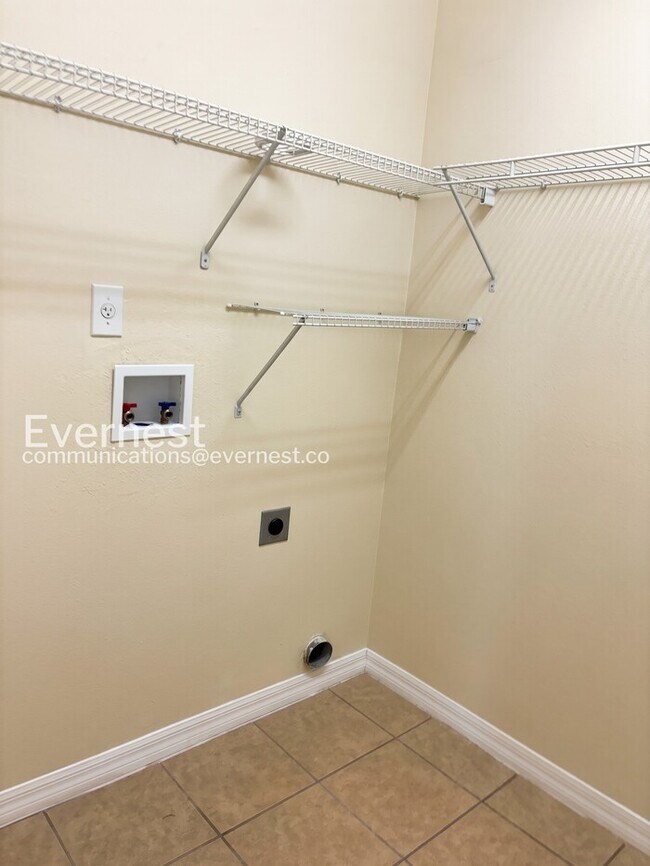Building Photo - Limited Time Special Offer / 3 Bed, 2 Bath Home with Garage / Pet-Friendly / Vouchers Accepted / ...