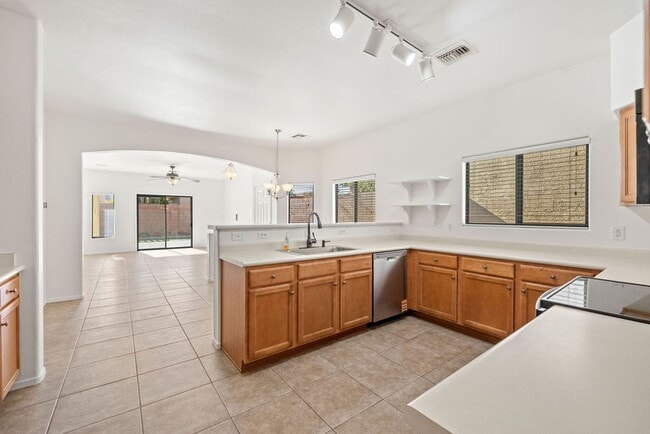 Building Photo - 3 Bedroom Home Located in Sycamore Park