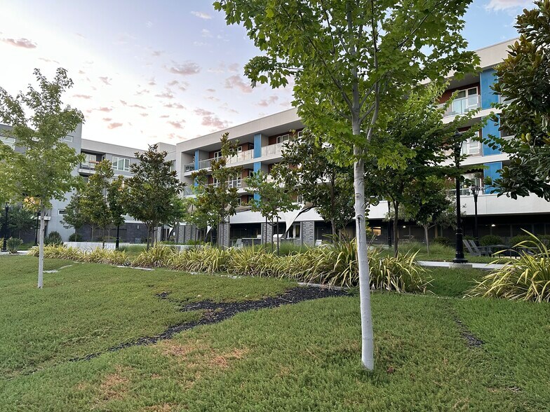 Building Photo - 5925 Charlotte Dr