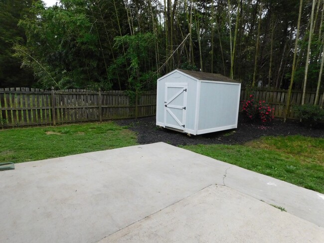 Building Photo - Nice home near outlet mall