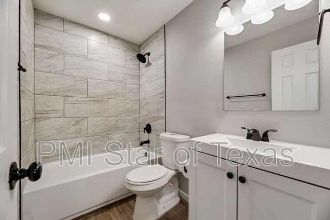 Building Photo - 4702 Collins Ave