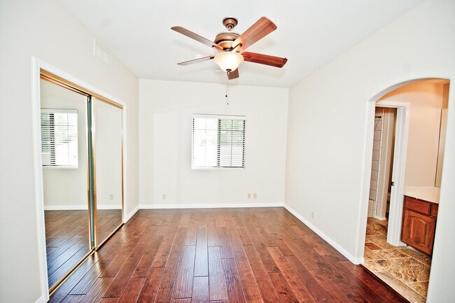 Building Photo - 2322 S Rogers Cir