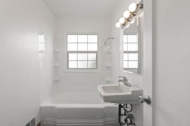 Building Photo - Beautifully maintained 1-bdrm/1-bath unit in 4-plex. Fireplace, off-street parking, laundry, grea...