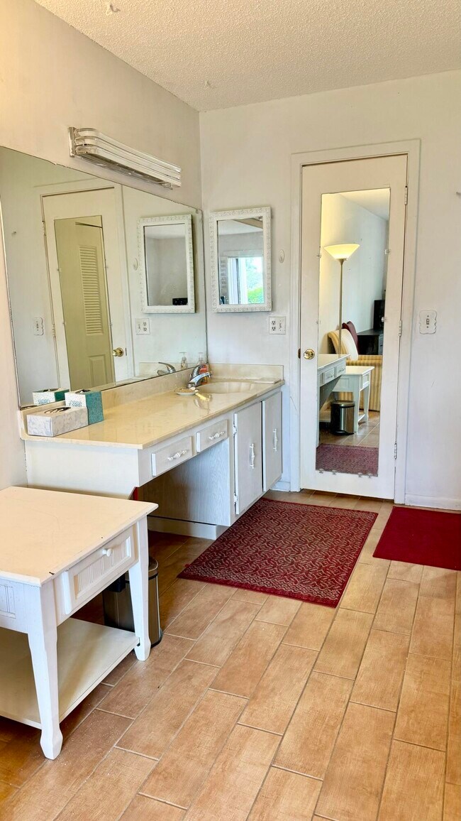 Building Photo - 1551 NW 20th Ave