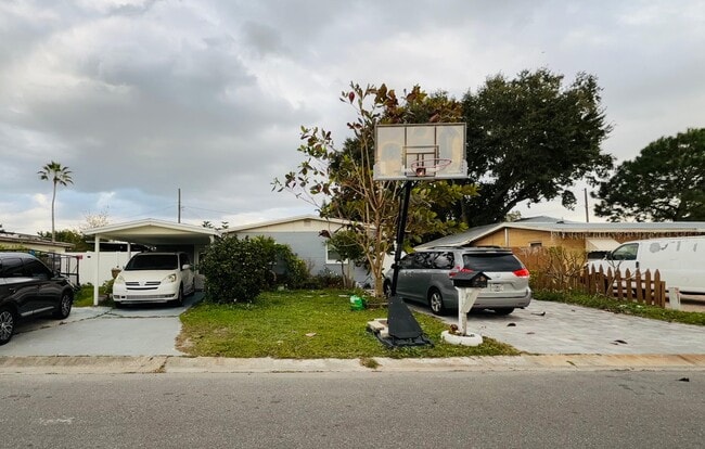 Building Photo - 2615 N Beaumont Ave