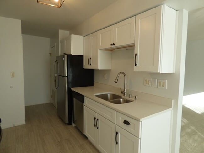 Building Photo - Beautiful 2 bd 1 1/2 ba as soon as July 1 ...