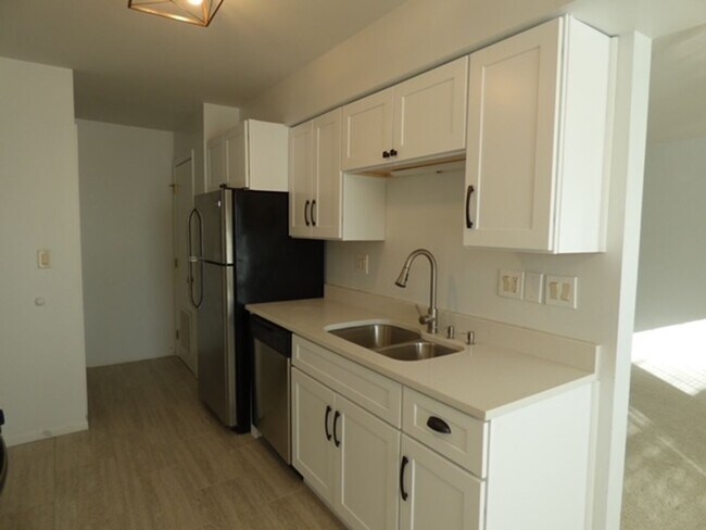 Building Photo - Beautiful 2 bd 1 1/2 ba as soon as July 1 move-in. Great Vernon Hills location!