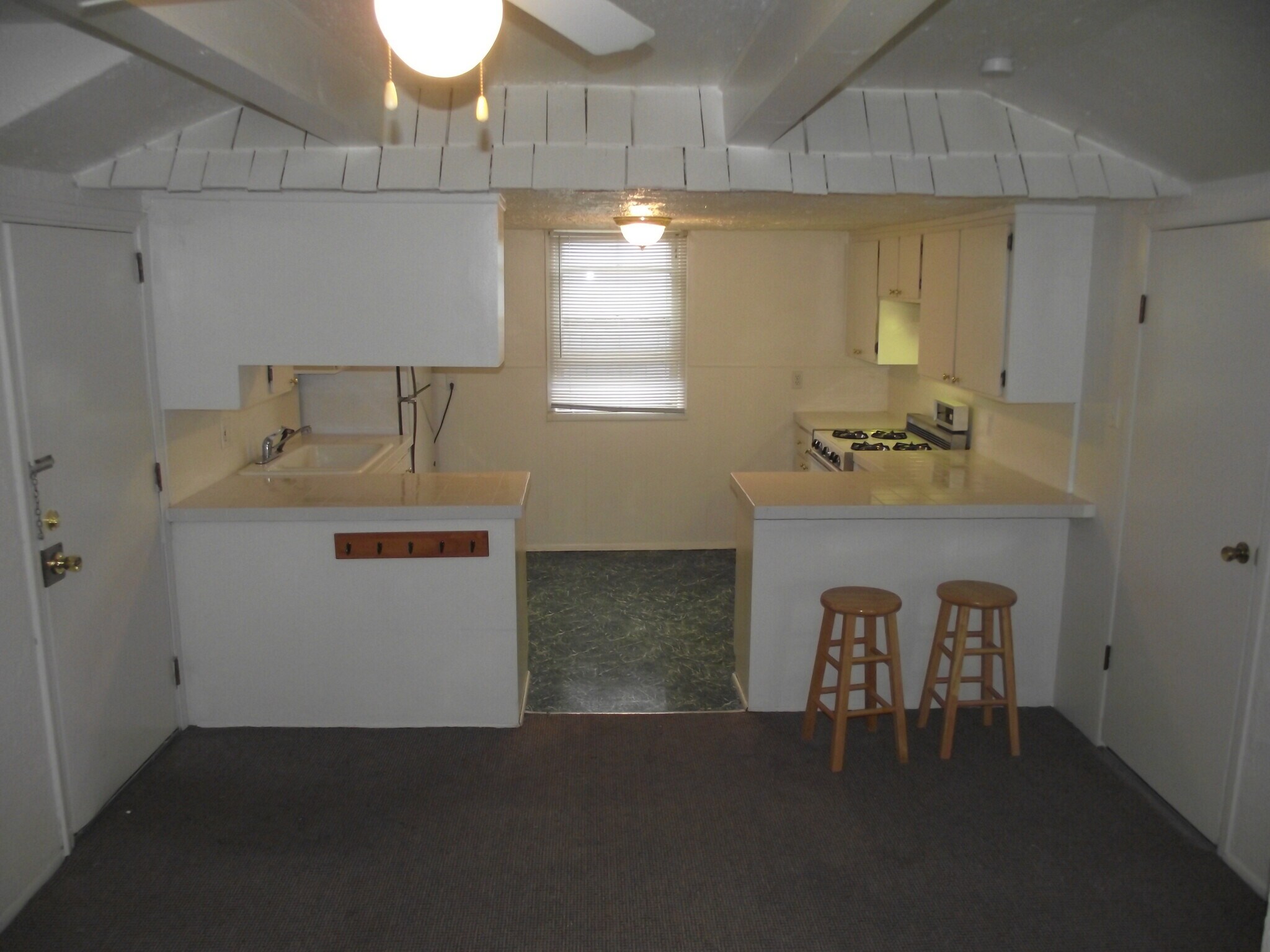 Building Photo - 403 E Saratoga St