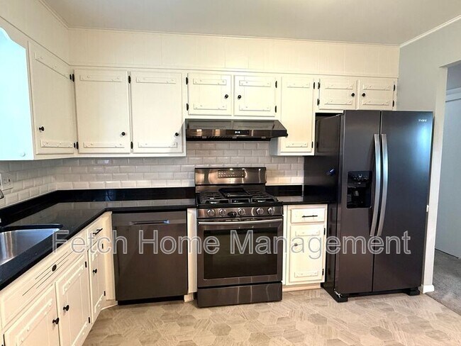 Building Photo - 417 Surrey Dr