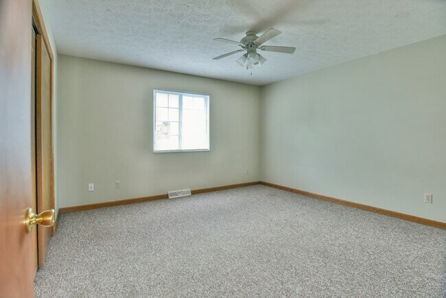 Building Photo - 4 bedroom 2 bath
