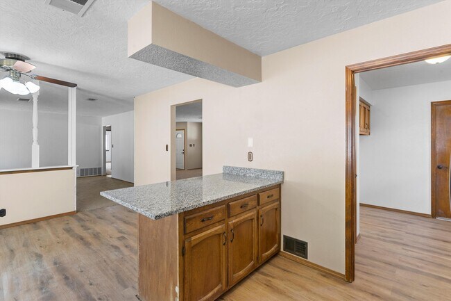 Building Photo - 5400 Dee Dr NE